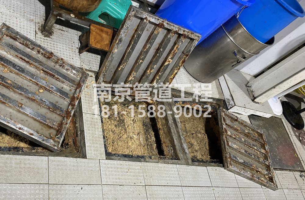 278金穗花园城管中队食堂隔油池清理